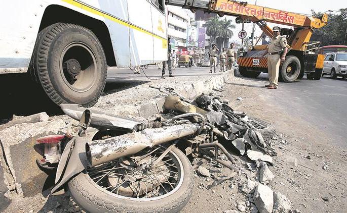  Luxury bus bikes; One killed | लक्झरी बसची दुचाकीला धडक; एक ठार