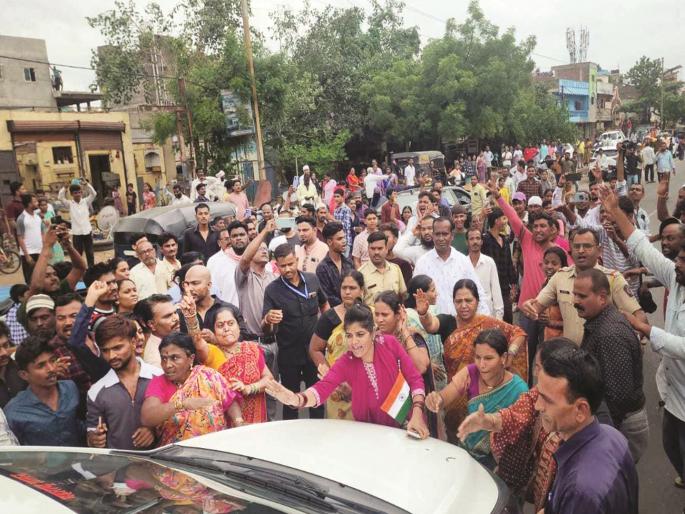 Protesters block Governor Haribhau Bagde's convoy; Rajasthan police on alert | आंदोलकांनी अडवला राज्यपाल बागडेंचा ताफा; राज्यासह राजस्थानची पोलिस यंत्रणा अलर्ट Protesters block Governor Haribhau Bagde's convoy; Rajasthan police on alert | आंदोलकांनी अडवला राज्यपाल बागडेंचा ताफा; राज्यासह राजस्थानची पोलिस यंत्रणा अलर्ट