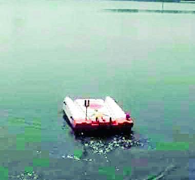 'Remote operated boat' for lake cleaning | तलाव स्वच्छतेसाठी ‘रिमोट ऑपरेटेड बोट’ 'Remote operated boat' for lake cleaning | तलाव स्वच्छतेसाठी ‘रिमोट ऑपरेटेड बोट’