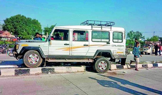On a vehicle divider transporting students illegally | विद्यार्थ्यांची अवैध वाहतूक करणारे वाहन दुभाजकावर On a vehicle divider transporting students illegally | विद्यार्थ्यांची अवैध वाहतूक करणारे वाहन दुभाजकावर
