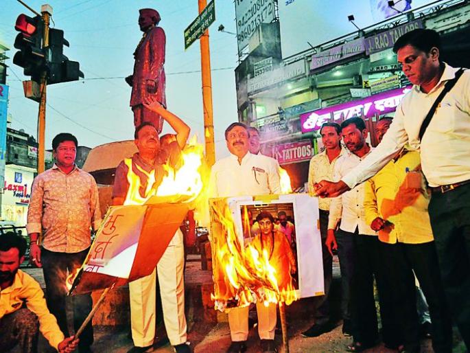 The burning of the statue of Sadhvi Pragya Thakur in Nagpur | साध्वी प्रज्ञा ठाकूर यांच्या पुतळ्याचे दहन The burning of the statue of Sadhvi Pragya Thakur in Nagpur | साध्वी प्रज्ञा ठाकूर यांच्या पुतळ्याचे दहन