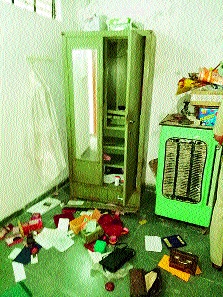 Aurangabad breaks the bungalow of a retired officer in Aurangabad and robbed 10 lakh jewelery | औरंगाबादेत निवृत्त अधिका-याचा बंगला फोडून दहा लाखांचे दागिने पळविले Aurangabad breaks the bungalow of a retired officer in Aurangabad and robbed 10 lakh jewelery | औरंगाबादेत निवृत्त अधिका-याचा बंगला फोडून दहा लाखांचे दागिने पळविले