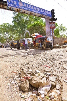 Aurangabad Model Railway Station Problems | औरंगाबादचे मॉडेल रेल्वेस्टेशन समस्यांच्या विळख्यात Aurangabad Model Railway Station Problems | औरंगाबादचे मॉडेल रेल्वेस्टेशन समस्यांच्या विळख्यात