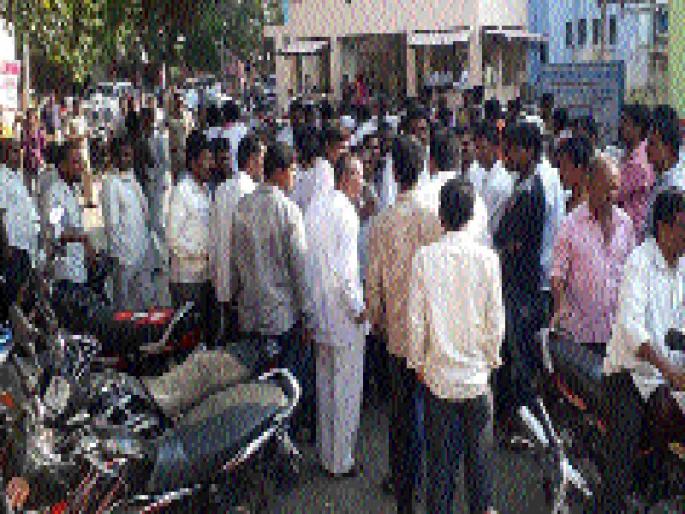 Debate in two groups; One of the dogs kukeri blood | नवगण राजुरीत दोन गटांत वाद; एकाचा कुकरीने खून Debate in two groups; One of the dogs kukeri blood | नवगण राजुरीत दोन गटांत वाद; एकाचा कुकरीने खून