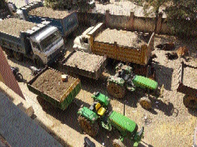 Mafia action; Sandalwood seized with a target of 54 lakhs | माफियांवर कारवाई; ५४ लाखांच्या मुद्देमालासह वाळू जप्त Mafia action; Sandalwood seized with a target of 54 lakhs | माफियांवर कारवाई; ५४ लाखांच्या मुद्देमालासह वाळू जप्त