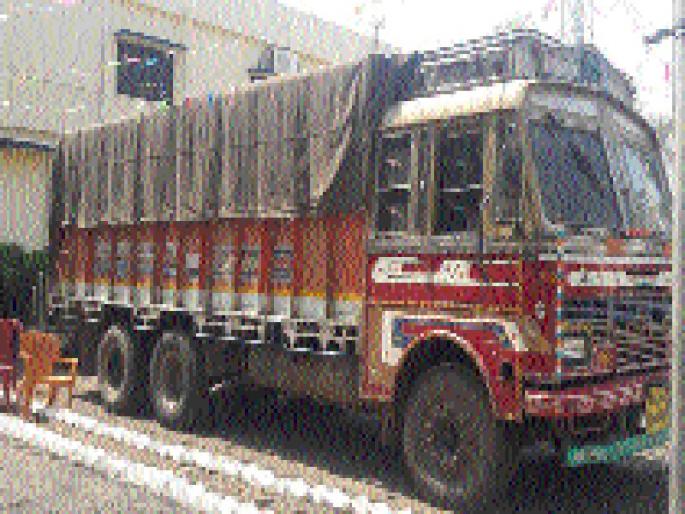 The driver, the cleaner stopped eating and the police caught Gutka for 45 lakhs | चालक, क्लिनर जेवायला थांबले अन् पोलिसांनी पकडला ४५ लाखांचा गुटखा