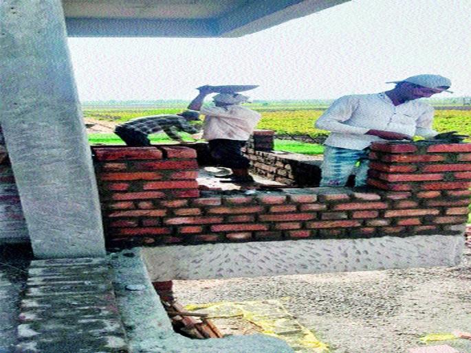 Unorganized workers are far from the flow of development | असंघटित कामगार विकासाच्या प्रवाहापासून दूर Unorganized workers are far from the flow of development | असंघटित कामगार विकासाच्या प्रवाहापासून दूर