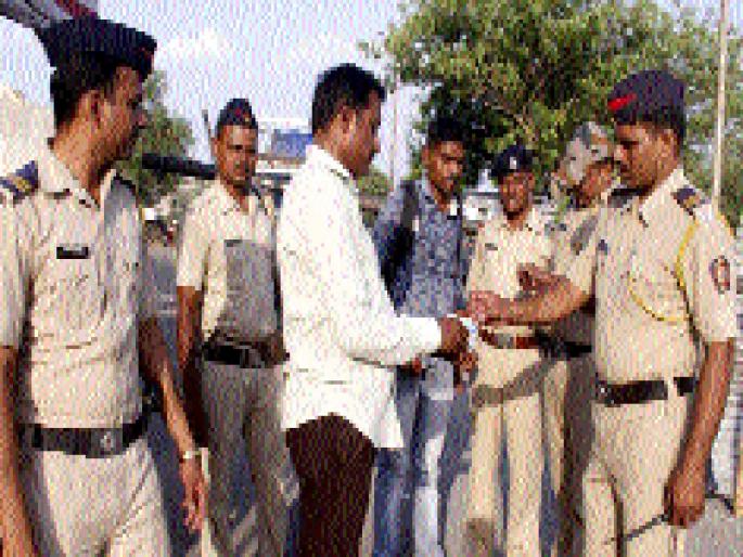 A big police settlement in Beed; Look at the drone | बीडमध्ये तगडा पोलीस बंदोबस्त; ड्रोनद्वारे राहणार नजर A big police settlement in Beed; Look at the drone | बीडमध्ये तगडा पोलीस बंदोबस्त; ड्रोनद्वारे राहणार नजर