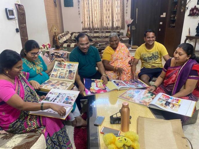 Family of politicians busy and relaxed in gathering | coronavirus; लोकप्रतिनिधींचं कुटुंब रंगलंय हास्यविनोदात... Family of politicians busy and relaxed in gathering | coronavirus; लोकप्रतिनिधींचं कुटुंब रंगलंय हास्यविनोदात...