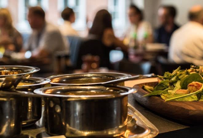 Big financial loss of hotel business due to corona lockdown | आर्थिक गणित जुळेना...हॉटेलचे शटर उघडेना; व्यवसायाला मोठा फटका Big financial loss of hotel business due to corona lockdown | आर्थिक गणित जुळेना...हॉटेलचे शटर उघडेना; व्यवसायाला मोठा फटका