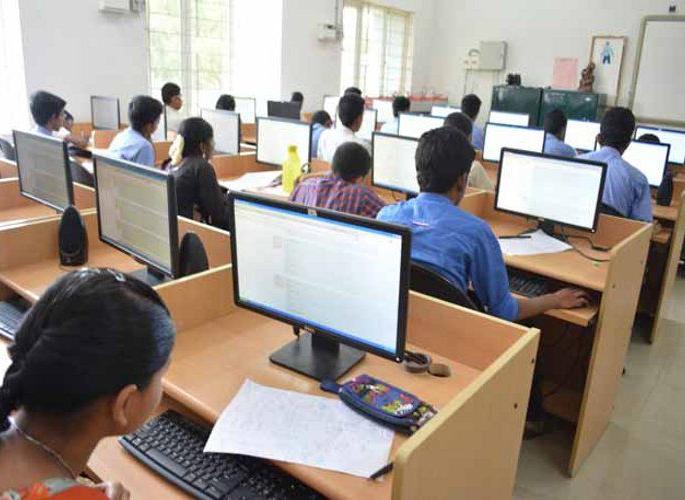 Online CET practice in six colleges in the city | शहरात सहा महाविद्यालयांत आॅनलाइन सीईटीचा सराव