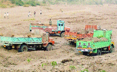 Revenue of 60 crores of sand in Aurangabad | औरंगाबादेत वाळूचा ६० कोटींचा बुडाला महसूल Revenue of 60 crores of sand in Aurangabad | औरंगाबादेत वाळूचा ६० कोटींचा बुडाला महसूल