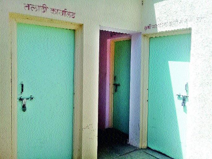 Decorative items made after the ceremonial government offices | मानोरीत शासकीय कार्यालये झाल्या शोभेच्या वस्तू Decorative items made after the ceremonial government offices | मानोरीत शासकीय कार्यालये झाल्या शोभेच्या वस्तू