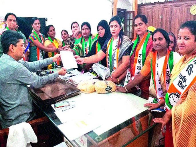 The resident of the deputy collector gave the waste maize gift | निवासी उपजिल्हाधिकार्‍याना निकृष्ट मका दिला भेट