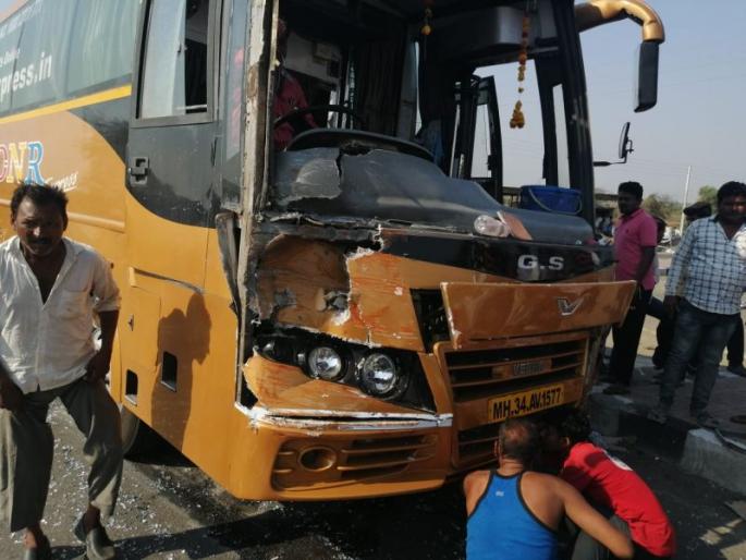 Travel bus hits bus on Nagpur-Hyderabad highway | नागपूर-हैदराबाद महामार्गावर ट्रॅव्हल्सची बसला धडक Travel bus hits bus on Nagpur-Hyderabad highway | नागपूर-हैदराबाद महामार्गावर ट्रॅव्हल्सची बसला धडक