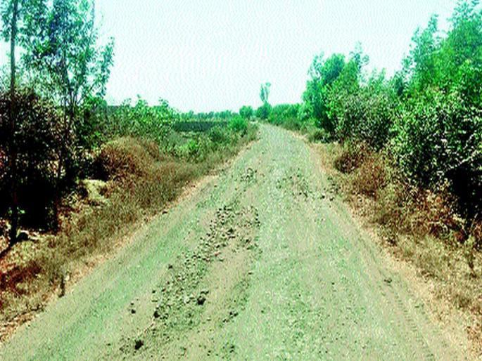 Potholes on the road from Manori to Mukhed Phata on the road | मानोरी ते मुखेड फाटा रस्त्यावर गुडघ्याएवढे खड्डे Potholes on the road from Manori to Mukhed Phata on the road | मानोरी ते मुखेड फाटा रस्त्यावर गुडघ्याएवढे खड्डे