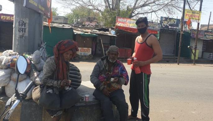 Just different! Tea and breakfast provided to beggars in Yavatmal district | जरा हटके! यवतमाळ जिल्ह्यात निराधार बांधवांना दिला चहा व नाश्ता Just different! Tea and breakfast provided to beggars in Yavatmal district | जरा हटके! यवतमाळ जिल्ह्यात निराधार बांधवांना दिला चहा व नाश्ता