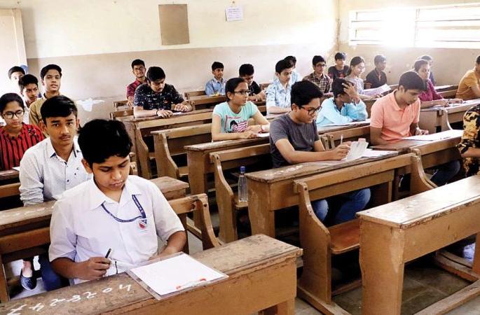 Conducting examinations in compliance with ‘Corona’ rules | ‘कोरोना’ नियमावलीचे पालन करुनच परीक्षांचे आयोजन