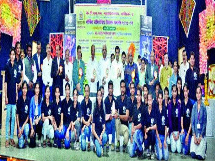 Shahir gave inspiration to the society | शाहिरांनी समाज परिवर्तनासाठी प्रेरणा दिली Shahir gave inspiration to the society | शाहिरांनी समाज परिवर्तनासाठी प्रेरणा दिली