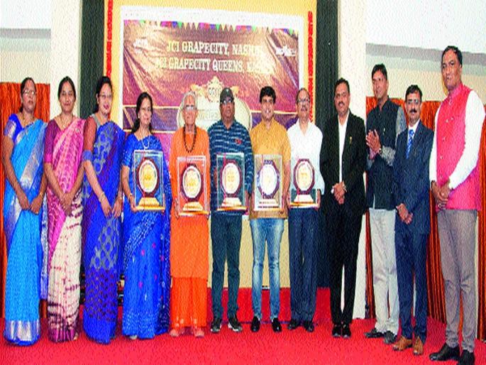  Distribution of 'GrapeCity Glory' awards | ‘ग्रेपसिटी गौरव’ पुरस्कारांचे वितरण