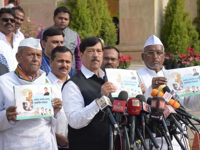 Publication of Food and Civil Supplies and Parliamentary Business Ministers' Book, which was inaugurated by two farmers | दोन शेतकऱ्यांच्या हस्ते झाले अन्न व नागरी पुरवठा व सांसदीय कामकाज मंत्र्यांच्या पुस्तकाचे प्रकाशन Publication of Food and Civil Supplies and Parliamentary Business Ministers' Book, which was inaugurated by two farmers | दोन शेतकऱ्यांच्या हस्ते झाले अन्न व नागरी पुरवठा व सांसदीय कामकाज मंत्र्यांच्या पुस्तकाचे प्रकाशन