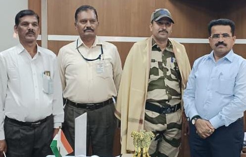 Gold chain found in Dhirendra Shastri s darbar appreciation of honest Maharashtra security force jawan | धीरेंद्र शास्त्रींच्या दरबारात सापडली सोनसाखळी, प्रामाणिक महाराष्ट्र सुरक्षा बल जवानाचे कौतुक 