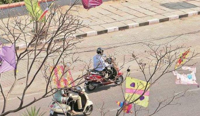 Campaign to remove kite strings trapped in trees | झाडावर अडकलेला मांजा काढण्यासाठी नागपुरात अभियान Campaign to remove kite strings trapped in trees | झाडावर अडकलेला मांजा काढण्यासाठी नागपुरात अभियान