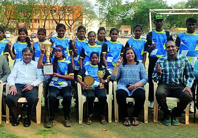 Nagpur blind girls cricket Team saw the light of victory | क्रिकेटच्या ट्रॉफीने दूर केली अंधत्वाची निराशा Nagpur blind girls cricket Team saw the light of victory | क्रिकेटच्या ट्रॉफीने दूर केली अंधत्वाची निराशा