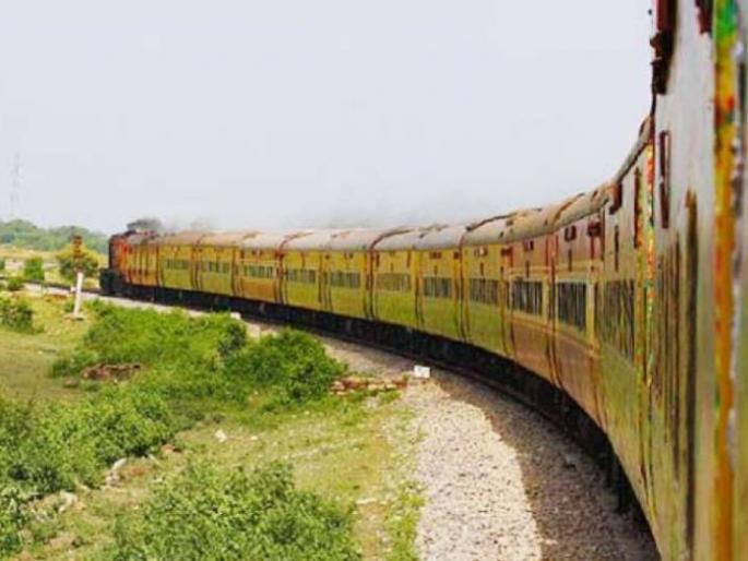 Railway traffic between Mumbai-Nagpur disrupted due to landslides | दरड कोसळल्यामुळे मुंबई-नागपूरदरम्यान रेल्वे वाहतूक विस्कळीत Railway traffic between Mumbai-Nagpur disrupted due to landslides | दरड कोसळल्यामुळे मुंबई-नागपूरदरम्यान रेल्वे वाहतूक विस्कळीत