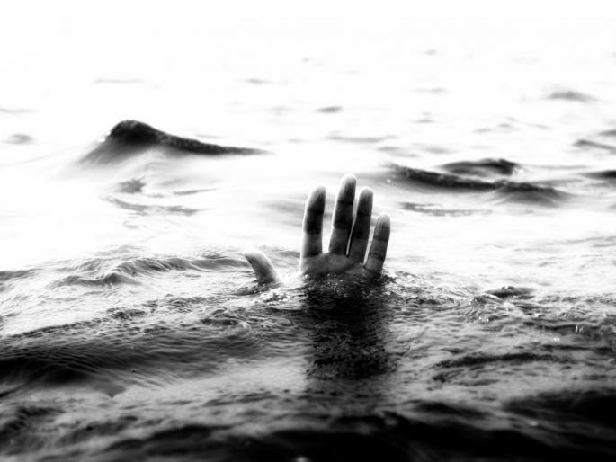 The body of the woman was found in the well in Chandrapur district | चंद्रपूर जिल्ह्यातल्या सिंदेवाहीत विहिरीत आढळला विद्यार्थिनीचा मृतदेह The body of the woman was found in the well in Chandrapur district | चंद्रपूर जिल्ह्यातल्या सिंदेवाहीत विहिरीत आढळला विद्यार्थिनीचा मृतदेह