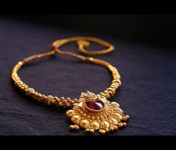 Fraud in Nagpur ; Brass necklace gave under the name of gold | नागपुरात ठगबाजी; सोन्याच्या नावाखाली दिला पितळाचा हार Fraud in Nagpur ; Brass necklace gave under the name of gold | नागपुरात ठगबाजी; सोन्याच्या नावाखाली दिला पितळाचा हार