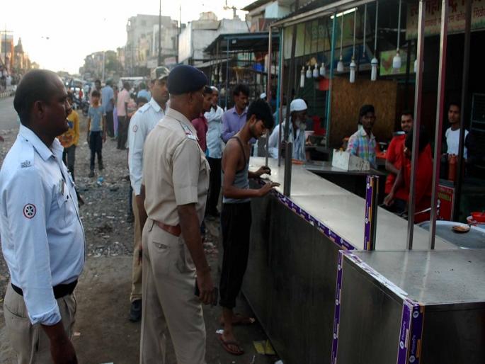Traffic obstructing encroach was deleted | रहदारीस अडथळा ठरणारी अतिक्रमणे हटविली Traffic obstructing encroach was deleted | रहदारीस अडथळा ठरणारी अतिक्रमणे हटविली
