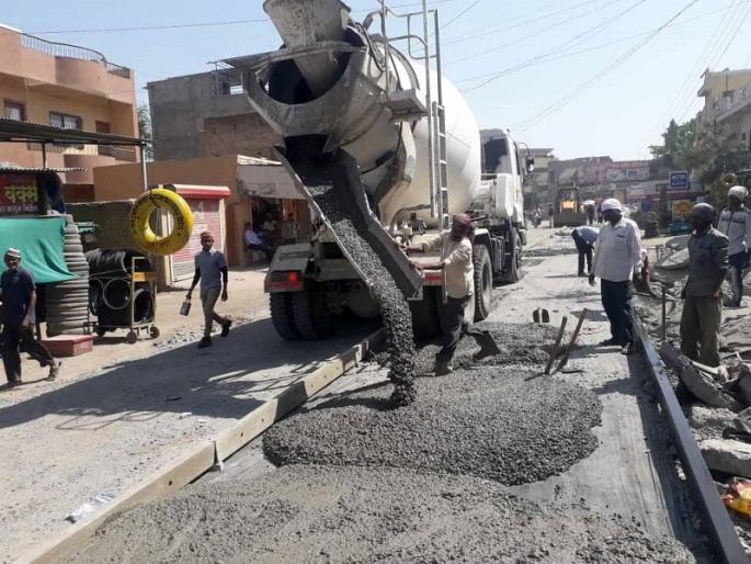After all, work on the roads of Kamalapur and Kamalapur | अखेर वाळूज-कमळापूर रस्त्याचे काम सुरू After all, work on the roads of Kamalapur and Kamalapur | अखेर वाळूज-कमळापूर रस्त्याचे काम सुरू