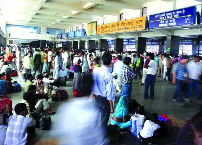 Railway tickets brokers monopoly at Nagpur Railway Station | नागपूर रेल्वेस्थानकावर दलालांची दिवाळी