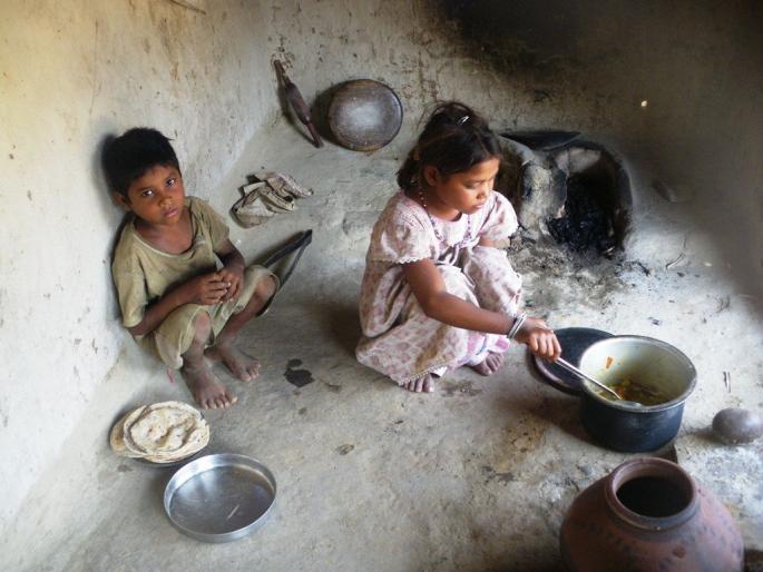 Forcible childcare to find out-of-school children in the state | राज्यात शाळाबाह्य मुले शोधण्यासाठी जबरदस्तीचे बालरक्षक Forcible childcare to find out-of-school children in the state | राज्यात शाळाबाह्य मुले शोधण्यासाठी जबरदस्तीचे बालरक्षक