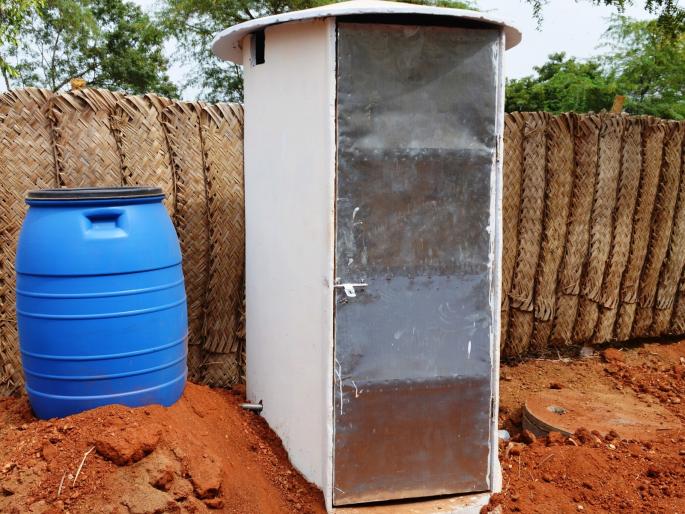 Yavatmal district stood last in toilets building | शौचालय बांधणीत यवतमाळ जिल्हा अंतिम क्रमांकावर Yavatmal district stood last in toilets building | शौचालय बांधणीत यवतमाळ जिल्हा अंतिम क्रमांकावर