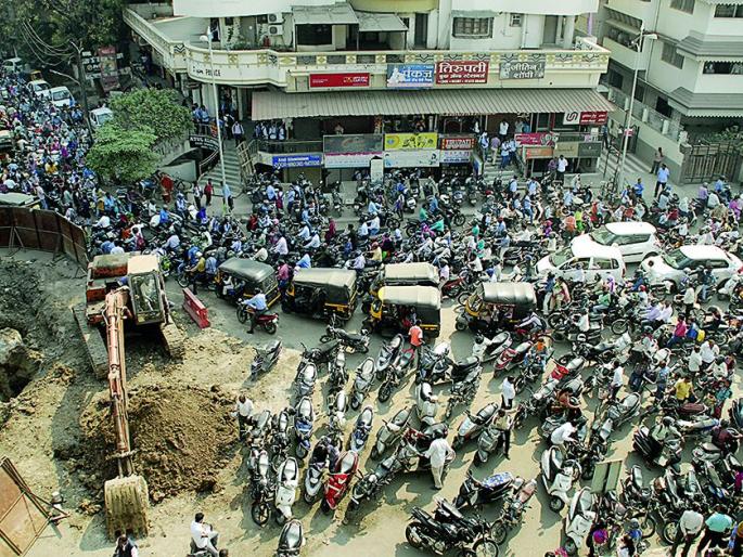 Nagpur's Traffic Due to the Pre-Examination of HSC students! | नागपुरात वाहतूक कोंडीने घेतली बारावीच्या विद्यार्थ्यांची पूर्व परीक्षा !