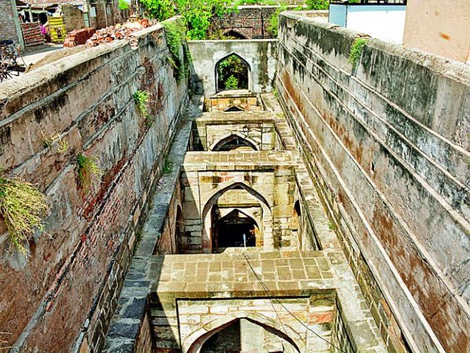 In the Amravati district, the 14th Century Mahimpur was not neglected | अमरावती जिल्ह्यात १४ व्या शतकातील महिमापूरची देखणी पायविहीर दुर्लक्षित In the Amravati district, the 14th Century Mahimpur was not neglected | अमरावती जिल्ह्यात १४ व्या शतकातील महिमापूरची देखणी पायविहीर दुर्लक्षित