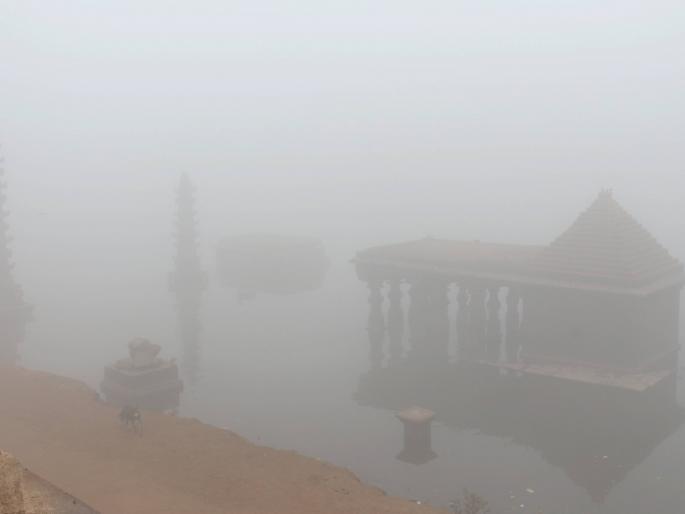 Kolhapur lost in dense fog, remained blanket till ten | दाट धुक्यात कोल्हापूर हरवले, दहापर्यंत धुक्याची चादर कायम Kolhapur lost in dense fog, remained blanket till ten | दाट धुक्यात कोल्हापूर हरवले, दहापर्यंत धुक्याची चादर कायम