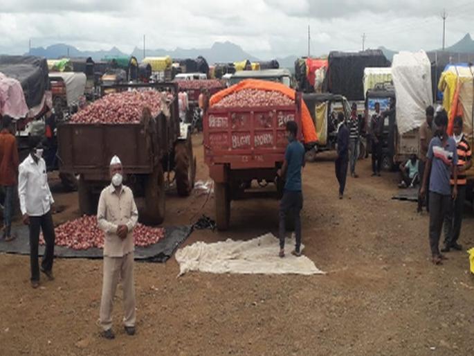 Onion fell by Rs 300 | कांदा ३०० रुपयांनी गडगडला Onion fell by Rs 300 | कांदा ३०० रुपयांनी गडगडला