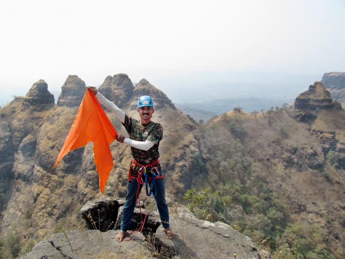 Kolhapur's Amol successfully climbs twelve cones in a single expedition | कोल्हापूरच्या अमोलची एकाच मोहिमेत बारा सुळक्यांवर यशस्वी चढाई Kolhapur's Amol successfully climbs twelve cones in a single expedition | कोल्हापूरच्या अमोलची एकाच मोहिमेत बारा सुळक्यांवर यशस्वी चढाई