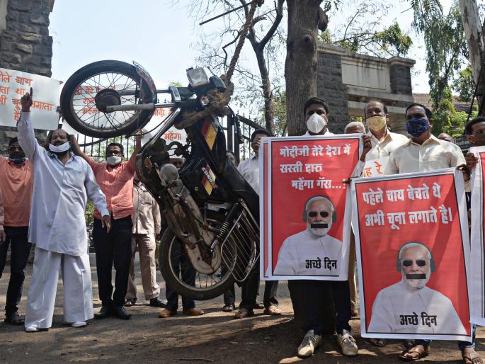 Unique agitation of the action committee in front of the Collector's office | जिल्हाधिकारी कार्यालयासमोरच कृती समितीचे अनोखे आंदोलन Unique agitation of the action committee in front of the Collector's office | जिल्हाधिकारी कार्यालयासमोरच कृती समितीचे अनोखे आंदोलन