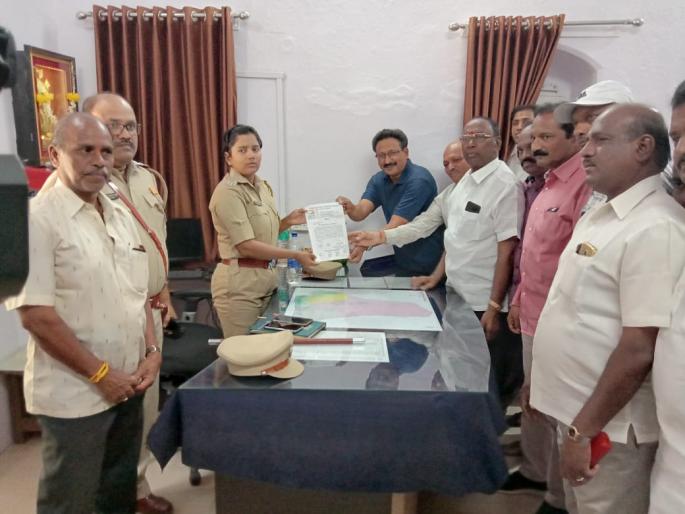 Close the open bar on the field, demand the police sub-inspector | मैदानावरील ओपन बार बंद करा, पोलीस उपअधीक्षकांकडे मागणी Close the open bar on the field, demand the police sub-inspector | मैदानावरील ओपन बार बंद करा, पोलीस उपअधीक्षकांकडे मागणी