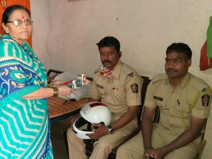 corona virus - Good health to you guys ... Police duty on duty | corona virus -बाबांनो तुम्हाला चांगले आरोग्य लाभो...ड्युटीवरील पोलिसांचे औक्षण corona virus - Good health to you guys ... Police duty on duty | corona virus -बाबांनो तुम्हाला चांगले आरोग्य लाभो...ड्युटीवरील पोलिसांचे औक्षण