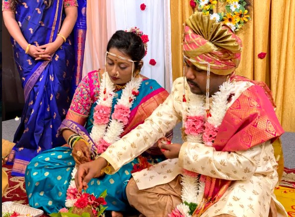 Disability caused by mobile live at a wedding in the US | अमेरिकेतील विवाहसोहळ्यात मोबाईल लाईव्हद्वारे पडल्या अक्षता Disability caused by mobile live at a wedding in the US | अमेरिकेतील विवाहसोहळ्यात मोबाईल लाईव्हद्वारे पडल्या अक्षता