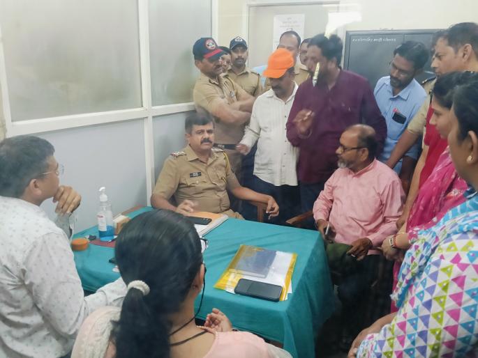 Baby dies at Savitribai Phule Hospital in Kolhapur doctors accused of negligence; Relatives upset | कोल्हापुरातील सावित्रीबाई फुले रुग्णालयात बाळ दगावले, डॉक्टरांवर हलगर्जीपणाचा आरोप; नातेवाईकांचा गोंधळ Baby dies at Savitribai Phule Hospital in Kolhapur doctors accused of negligence; Relatives upset | कोल्हापुरातील सावित्रीबाई फुले रुग्णालयात बाळ दगावले, डॉक्टरांवर हलगर्जीपणाचा आरोप; नातेवाईकांचा गोंधळ