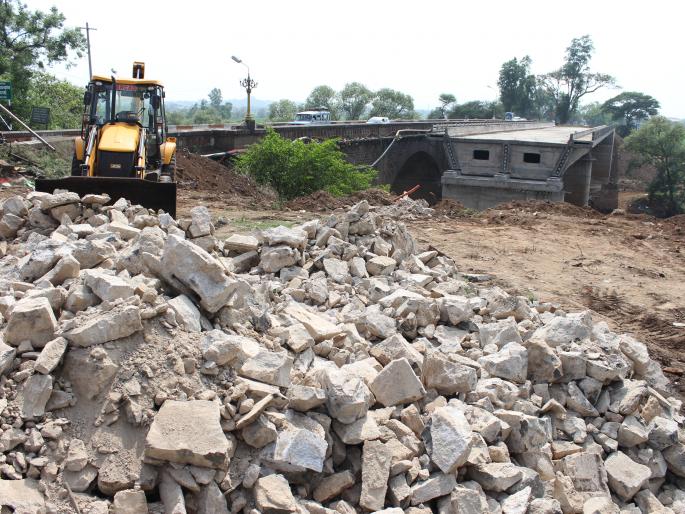 Kolhapur: Shivaji bridge: work on next day; Shahu Kahn's hauled off | कोल्हापूर : शिवाजी पूल : दुसऱ्या दिवशीही काम सुरू; शाहूकालीन हौद उतरविला