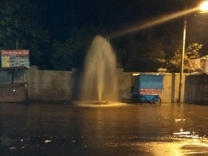 Kolhapur: Wasted millions of liters of water due to poor air valve damage at ITI Chowk | कोल्हापूर : आयटीआय चौकात एअर व्हॉल्व्ह खराब झाल्याने लाखो लिटर पाणी वाया Kolhapur: Wasted millions of liters of water due to poor air valve damage at ITI Chowk | कोल्हापूर : आयटीआय चौकात एअर व्हॉल्व्ह खराब झाल्याने लाखो लिटर पाणी वाया