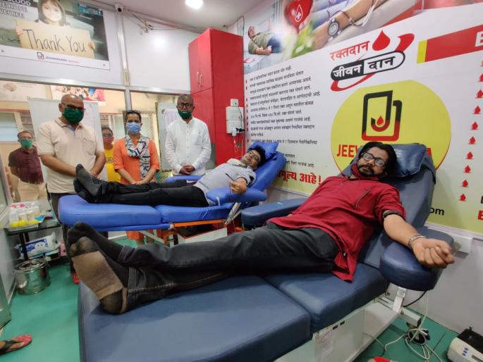 50 bags of blood collected on the first day | CoronaVirus Lockdown : रक्तदान शिबिरास चित्रपट व्यावसायिकांचा उत्स्फूर्त प्रतिसाद 50 bags of blood collected on the first day | CoronaVirus Lockdown : रक्तदान शिबिरास चित्रपट व्यावसायिकांचा उत्स्फूर्त प्रतिसाद
