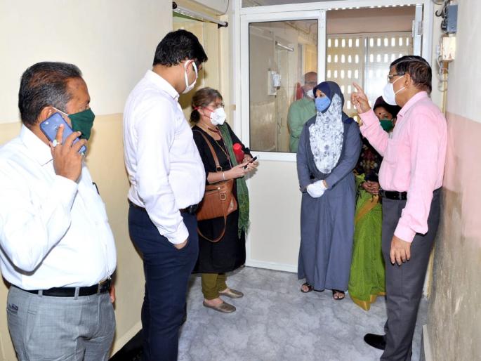corona virus: Mayor visits Corona Care Center | corona virus : महापौरांची कोरोना केअर सेंटरला भेट, रुग्णांशी साधला संवाद corona virus: Mayor visits Corona Care Center | corona virus : महापौरांची कोरोना केअर सेंटरला भेट, रुग्णांशी साधला संवाद
